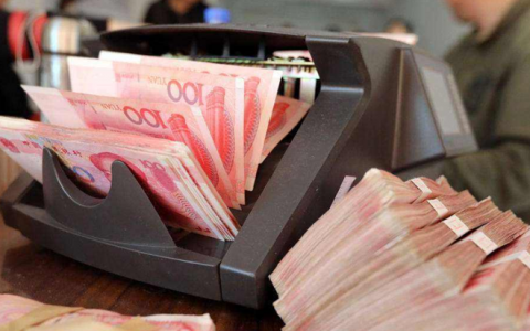 2021年买银行股票和存定期哪个收益更高