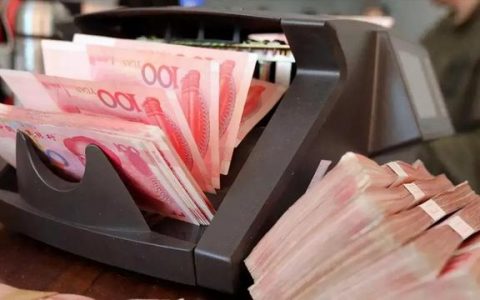 想每月利息达到一万元，需要向银行存多少钱？