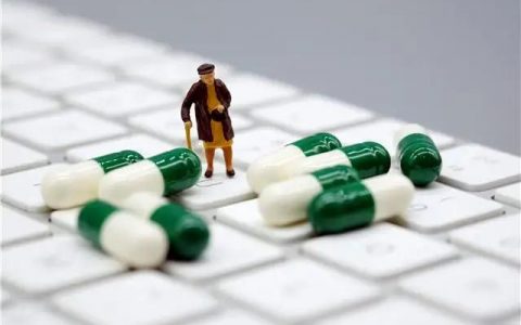 社保局每个月给退休人员往医保卡里打的钱，随退休金的上调，也增加吗？