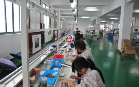 为什么好多工厂招不到人，还不愿意提高待遇呢？