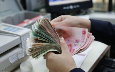 养老金一到账都排队取钱，老人这么缺钱吗