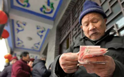 老年人怎么存钱合适?80岁老年人存钱最安全的方式