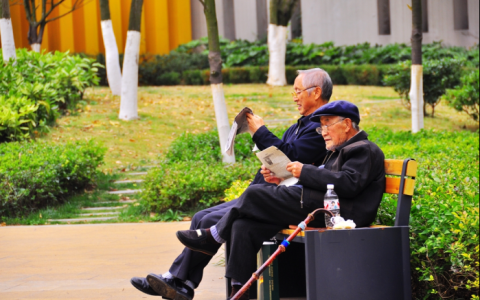 儿子长期在外，和老伴存了100万现金一套房，够养老吗