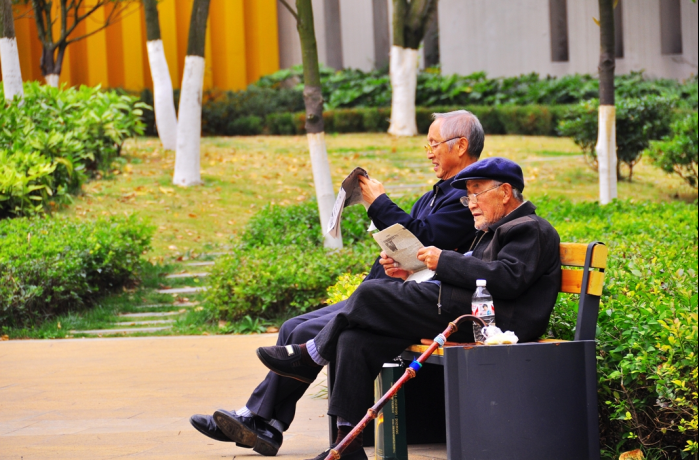 儿子长期在外，和老伴存了100万现金一套房，够养老吗-1