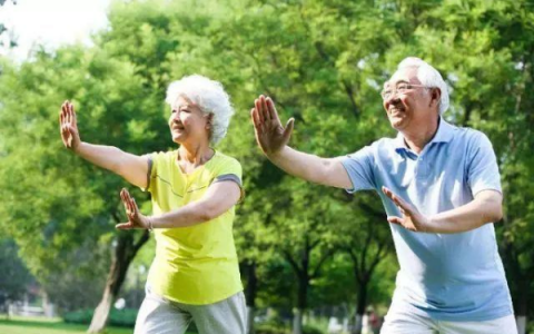 67岁老人退休金2600，每月不愿意存钱，未来怎么生活