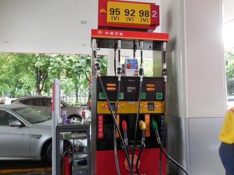 如果国内汽油价格涨到十元一升，有什么影响-1