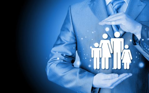 40多岁的人买什么保险好，百万保险和重疾险区别