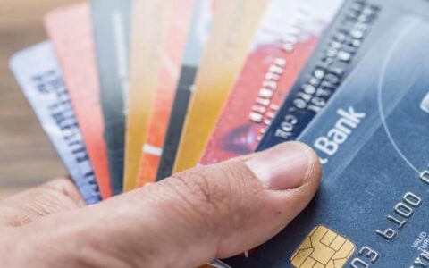 如何查询自己的银行卡有多少张，信用卡没还的影响