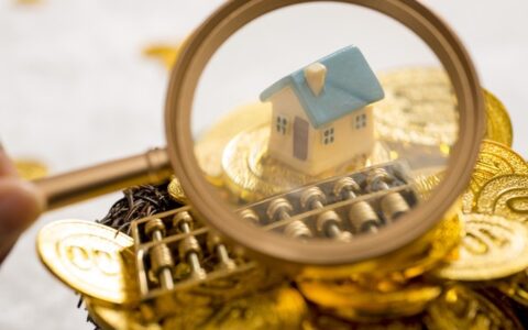 为什么贷款没下来要付违约金，根据情况分析