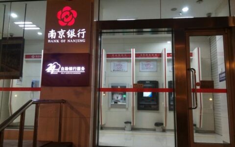 南京银行信用卡电话：95302，提供7&times;24小时人工服务