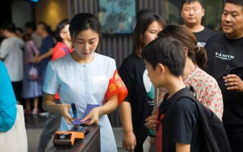 包商银行信用卡电话：95352，全天候为您服务