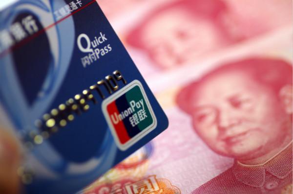 银行卡存定期的钱可以随时取出来吗？