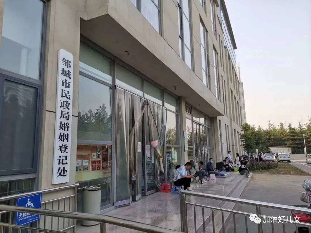 今天520，婚姻登记处又扎堆了