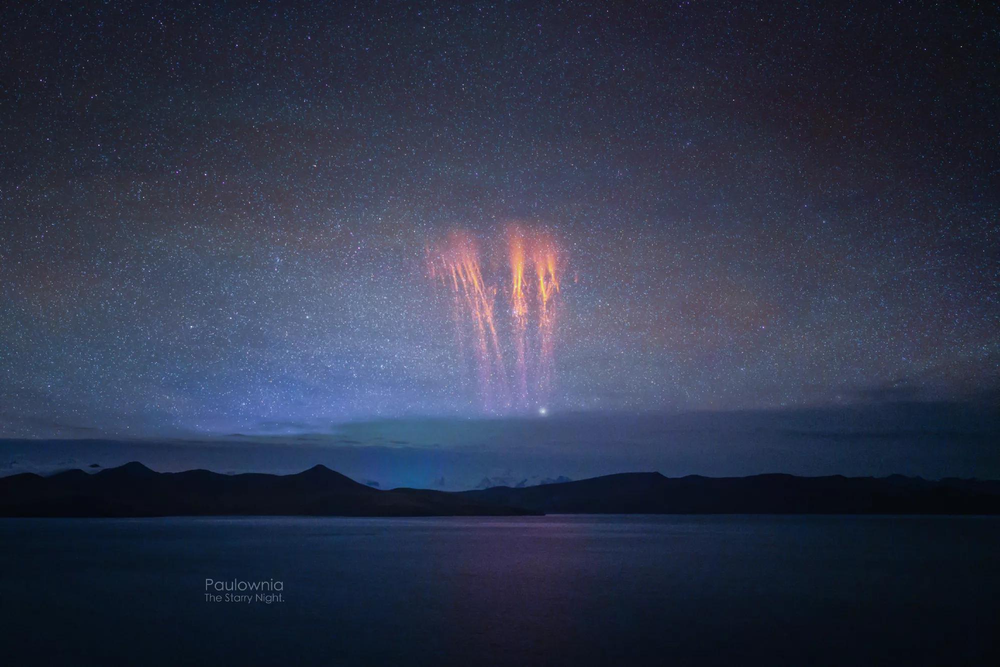喜马拉雅山脉爆发红色精灵闪电