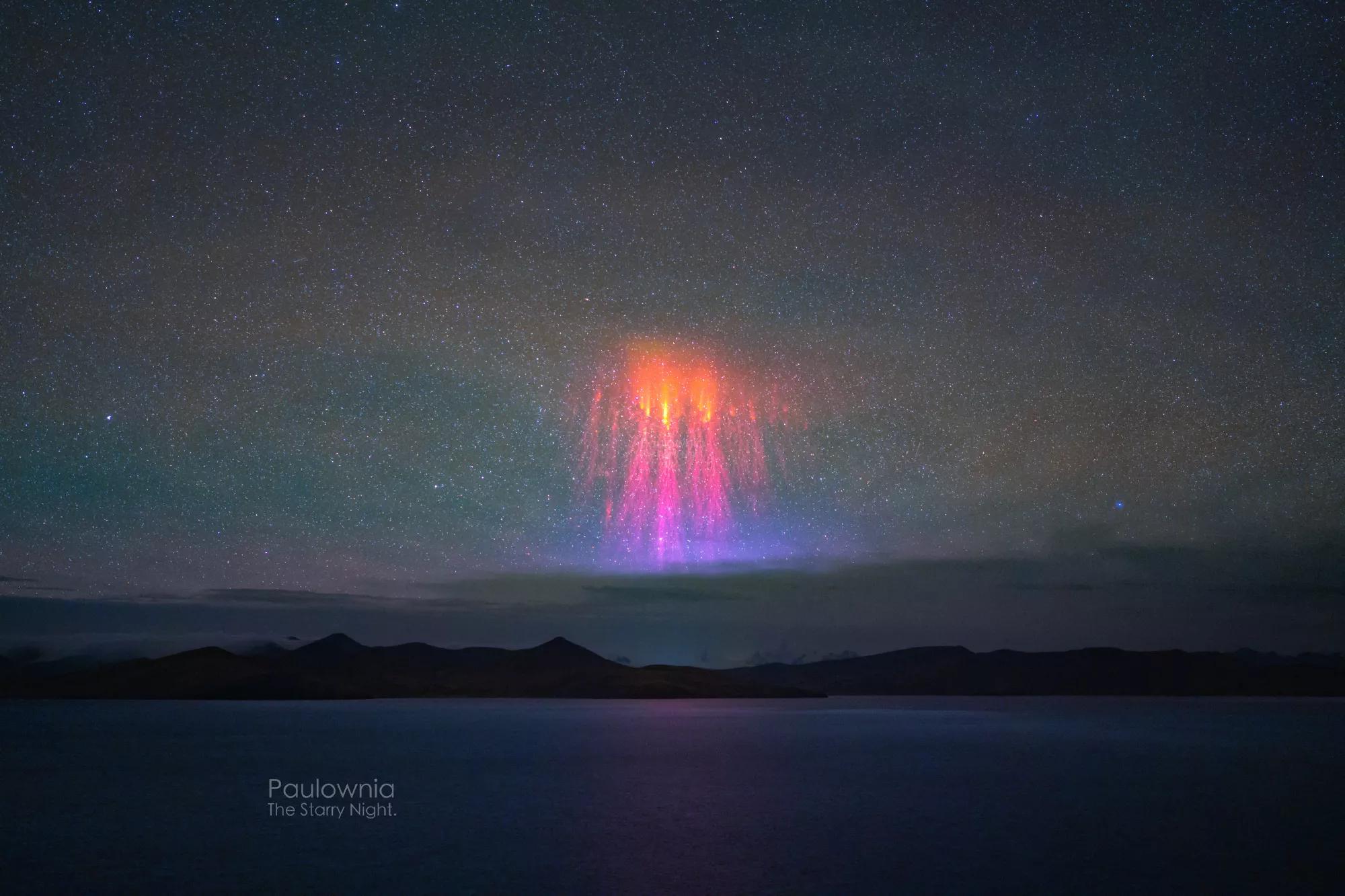 喜马拉雅山脉爆发红色精灵闪电
