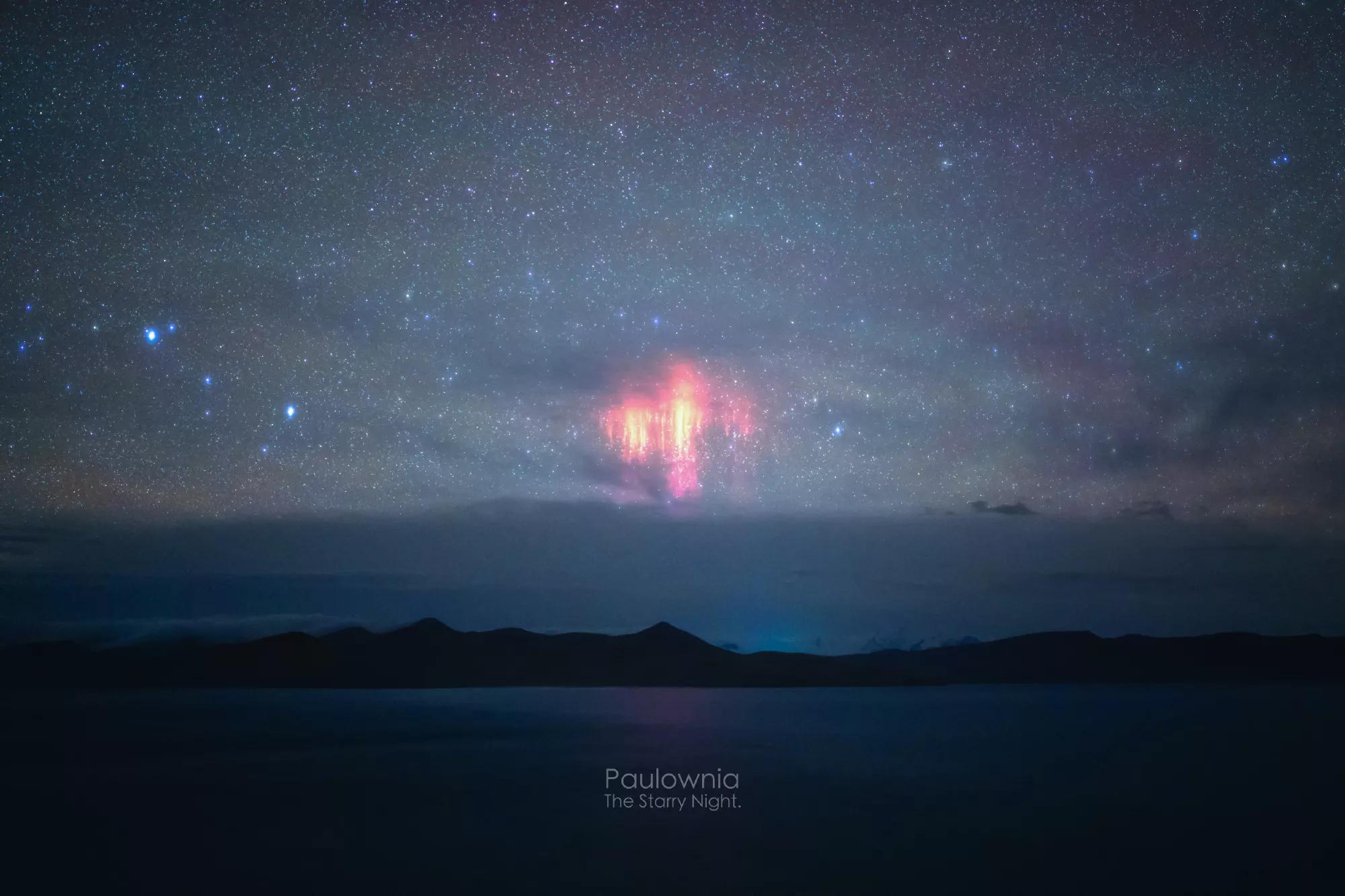 喜马拉雅山脉爆发红色精灵闪电